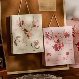 Romantische Rosen Geschenktüte mit Schmetterling Design, frische Papiertüte für Valentinstag.