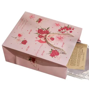 Rosa Papiertüte mit romantischem Rosen und Schmetterling Design für Valentinstag Geschenke.