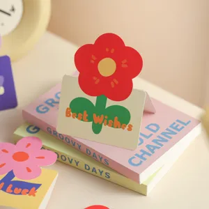 Jolie carte de vœux pliante en forme de fleur rouge pour la Saint-Valentin et fête