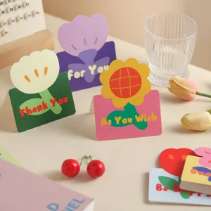 Cartes de vœux pliantes mignonnes avec des fleurs pour anniversaires et Saint-Valentin.
