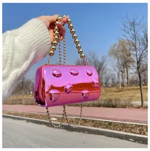 Borsa a tracolla da sera in acrilico color caramella con finitura galvanizzata.