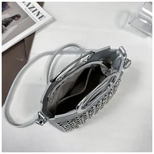Vue détaillée du sac à main bandoulière en strass argenté avec poignée ronde et intérieur.