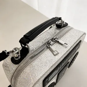 Glitzernde silberne Radio Handtasche, einzigartige Boombox Umhaengetasche mit Griff.
