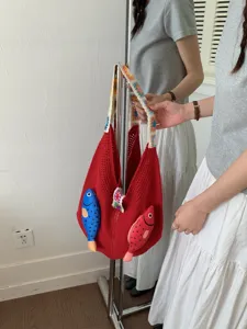 Bolso de hombro de ganchillo hecho a mano con peces, estilo étnico, bolso informal de playa.
