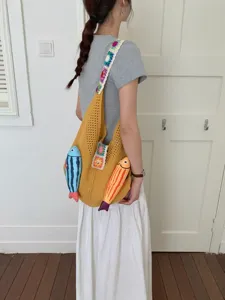 Bolso de hombro tejido amarillo con correa de ganchillo étnica y peces lindos, bolso de playa.