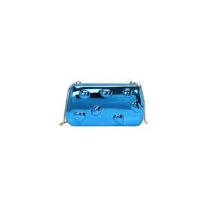 Dettaglio borsa a tracolla in acrilico blu, finitura metallica lucida con bolle.