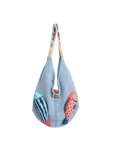 Bolso de hombro hobo de ganchillo azul claro con peces adorables, bolso de playa calado.