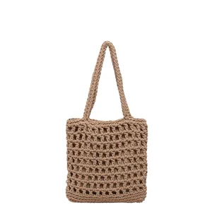 Élégant sac cabas en crochet de coton ajouré, parfait pour la plage et les vacances d'été.