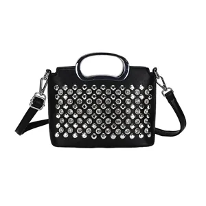 Sac à bandoulière tendance pour femme avec strass et poignée métallique, sac noir chic.