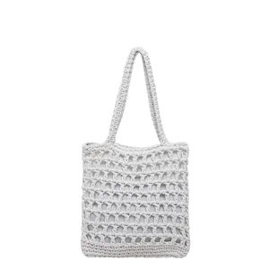 Détail de sac de plage crocheté blanc, joli sac bandoulière ajouré d'été léger.