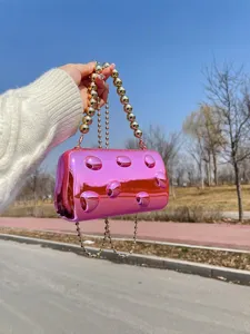Borsa a tracolla in acrilico color caramella da donna, finitura lucida e catena.