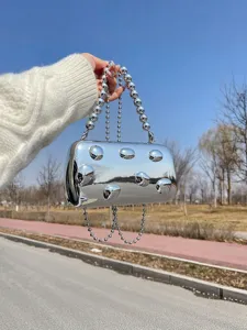 Borsa a tracolla metallica argentata con borchie sferiche e catena per donne eleganti.