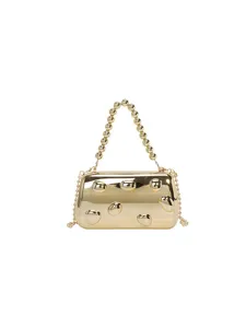 Borsa a tracolla rigida metallizzata oro da sera con manico di perle e catena elegante.