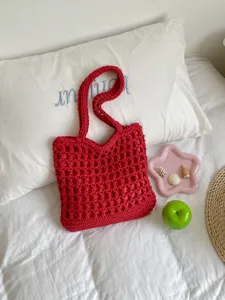 Sac cabas creux tissé en coton rouge, sac à main léger à épaule pour vacances d'été à la plage.