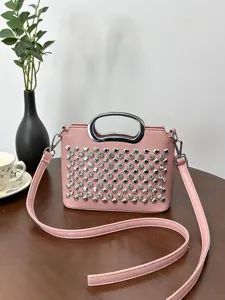 Sac bandoulière élégant femme strass rose poignée métal sac à main tendance chic.