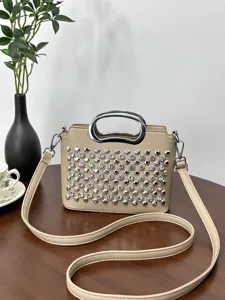 Sac à bandoulière élégant pour femme en strass avec poignée métallique, sac beige d'été chic.