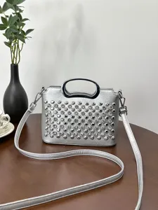 Sac bandoulière et épaule pour femme en strass argenté avec poignée métallique élégante.