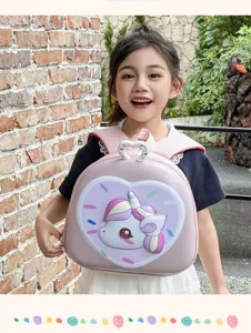 Detailansicht niedlicher EVA Hartschalen Schulrucksack, 3D Cartoon Einhorn Kindergartentasche.