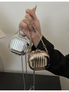 Stijlvolle mini metalen doos tas met verticale ribbels en kettingriem voor vrouwen zomer chic.