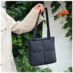 Black quilted shoulder bag for women, casual puffer underarm handbag for autumn winter daily commuting.