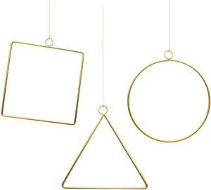 Goldene Metallringe im Set, quadratisch dreieckig rund mit Aufhängung für DIY-Dekorationen.