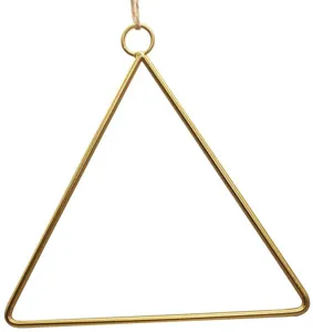 Nahaufnahme Detail eines goldenen geometrischen Dreieck Metallrings mit Kordel für DIY Kränze.