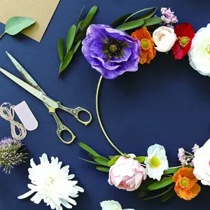 DIY Metallring Blumenkranz Bastelset mit bunten künstlichen Blumen, Schere und Lichterkette.