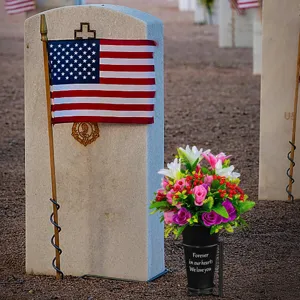 Friedhof Blumenvase mit Metall Erdspieß und künstlichem Blumenstrauß für Grabdekoration
