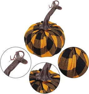 Schwarz-gelber karierter Stoff-Kürbis mit realistischem Aststiel für Herbst- und Halloween-Feste.