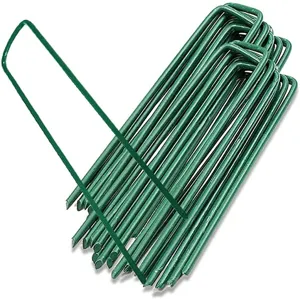 Grüne U-förmige Rasennägel im Detail, robuste Erdnägel für Kunstrasen, Vlies und Gartenzubehör.