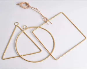 Geometrische Gold-Metallringe für DIY-Blumenkränze und kreative Wanddekorationen.
