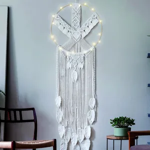 Detailansicht eines handgemachten Makramee-Wandbehangs mit Metallring und warmen LED-Lichtern.