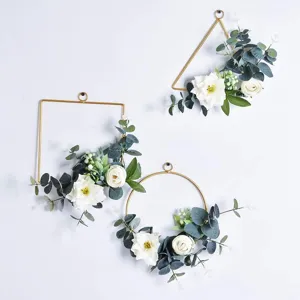 Geometrischer Metall-Blumenkranz Wanddeko-Set mit künstlichen Blumen und Eukalyptusblättern.