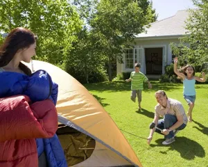 Outdoor Camping Zelt Heringe und Schlafsack Set fuer Familien Abenteuer und Garten Nutzung.