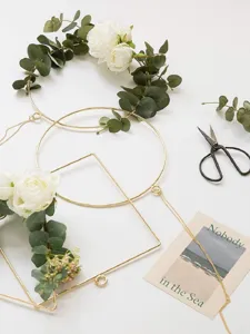 Detailansicht des DIY Blumenkranz Metallrings mit geometrischen Eisenringen und Eukalyptus.