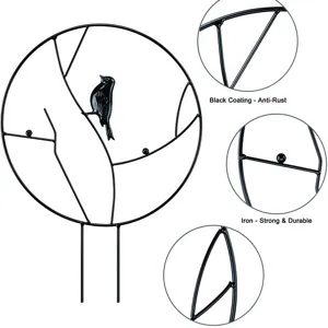 Schwarzes Metall Pflanzengitter mit Vogel Design und Bodenpfählen für Kletterpflanzen.