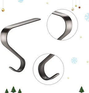 Detailansicht des Metall Weihnachtsstrumpfhakens für den Kaminsims zur Urlaubsdekoration.