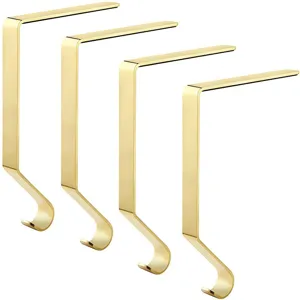 Nahaufnahme von goldenen Metall-Christbaumstrumpfhaken ideal für Kamin Hängedekoration.