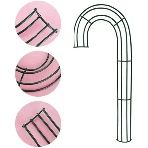 Nahaufnahme Details des gründen Draht-Kranzrahmens in Zuckerstangenform, stabile Metallstruktur.