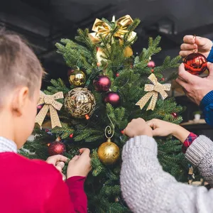 Weihnachtsbaum Hängeornamente und Haken festliche Party Heimdekoration Detailansicht