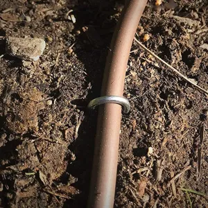 Detailansicht von U-Heringen für den Garten, robuster Metall-Erdnagel für Bewässerungsschlauch.