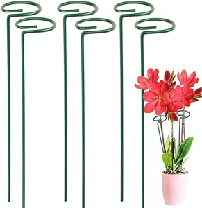 Grüne metallische Pflanzenstützen im Set, ideal für Kletterpflanzen und Töpfe im Garten.