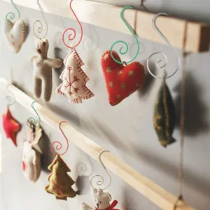 Weihnachten S-Haken zum Aufhaengen von Christbaumschmuck, Metallspirale Haken Detailansicht.