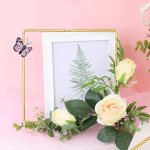 Goldener quadratischer Metallring Blumenkranz mit künstlichen weißen Rosen für Wanddeko.