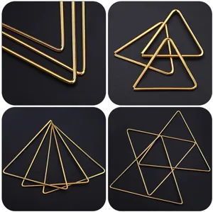 Nahaufnahme von goldenen Metalldreiecksringen, perfekt für DIY-Traumfänger und Handwerk.