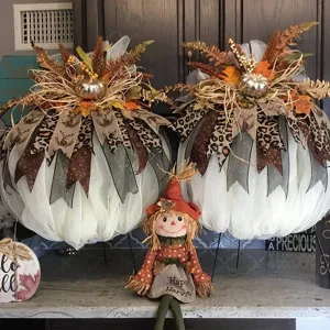 Set decorativo per zucca in tulle autunnale di Halloween fai da te con nastri e spaventapasseri.