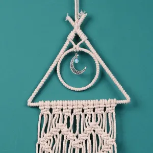 Handgemachter Makramee-Wandbehang mit Dreieck und Mond-Anhänger, Boho-Wohnkultur Detailansicht.