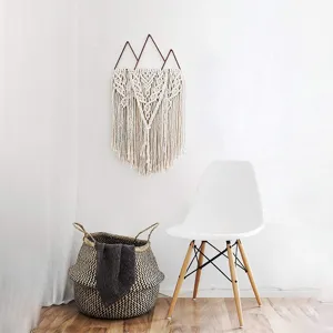 Detailaufnahme des Boho Makramee Wandbehangs mit Dreieck Metallrahmen und Quasten im Zimmer.