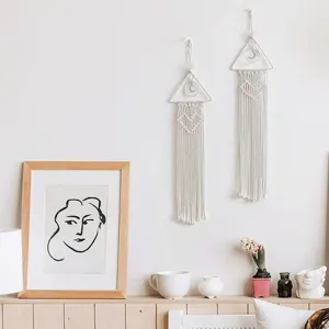 Boho Dreieck Makramee Wandbehang mit Mond und Herz Design, elegante Heimdeko Detail.