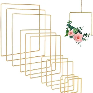Goldene quadratische Metall-Kranzrahmen in verschiedenen Größen mit dekorativer Blumenbehang.